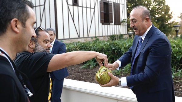 Çavuşoğlu yetiştirdiği kavunları ikram etti