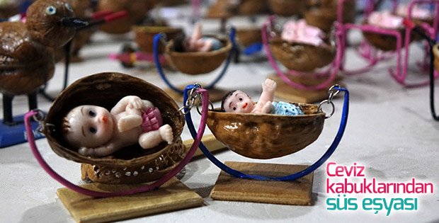 Ceviz kabuklarından hediyelik eşya yapıyor