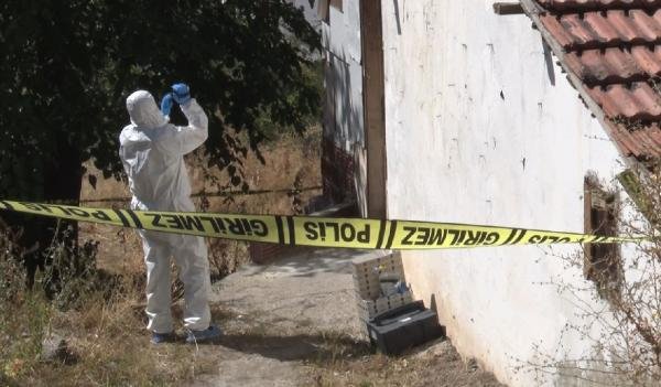 Evde elleri kelepçeli, ağzı bantlı olarak ölü bulundu