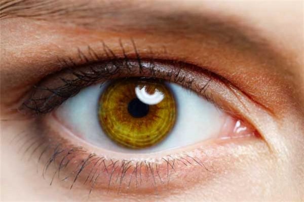 Göz seğirmesi nedir