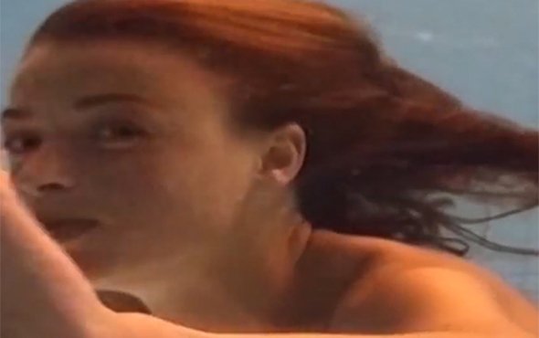 havuzda-ciplak-kizi-gorunce-ne-yapacaklarini-sasirdilar-89394