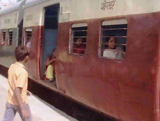 Hindistan'da trenden düşenlerin sayısı artıyor