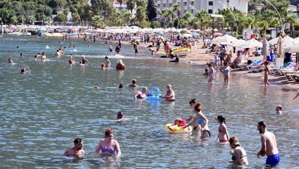 Marmaris’te yaz sürüyor