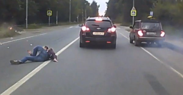 Motosikletin çarptığı adamın ayağı 3 yerden kırıldı