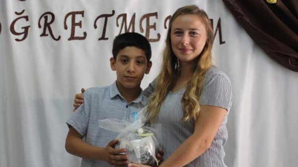 Öğretmenlerini hediyelerle karşıladılar