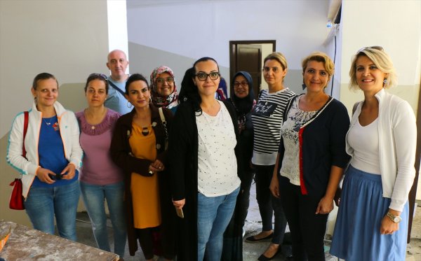 Okulu sıvasından boyasına öğretmenler yapıyor