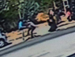 Otopark görevlisini bıçakla kovaladılar