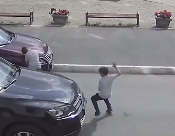 Parkta etrafına bakmadan koşan çocuğa araba çarptı