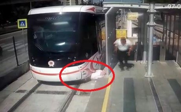 Samsun’da yayaya tramvay çarptı
