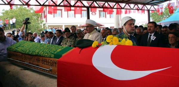 Şehit polis Çiçek ile babaannesi alt yandan defnedildi