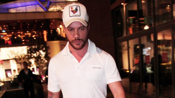 Sinan Akçıl'dan sevgilisine sürpriz