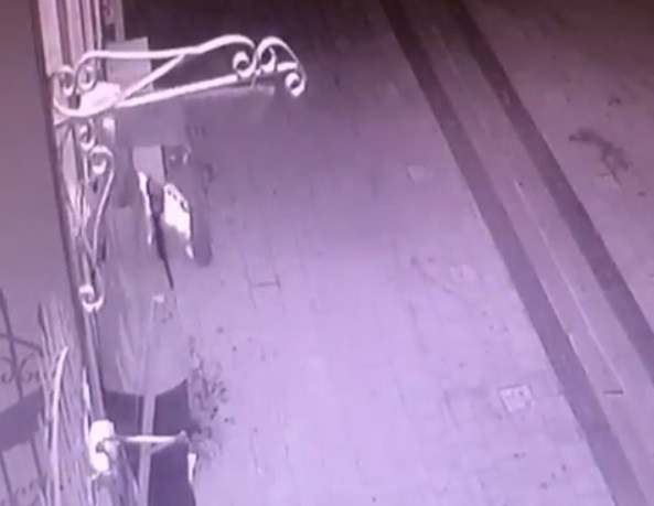 Tabipler Odası'nın tabelasını çalarken görüntülendi