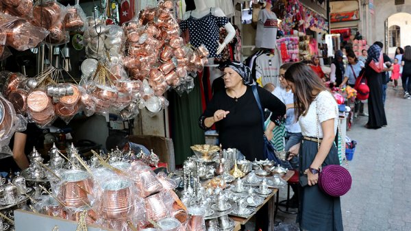 Tarihi yaşatan çarşı: Uzun Çarşı