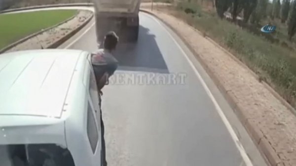 Vitesi geriye doğru takıp arkasındaki araca çarptı