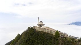 Erdoğan ın Açılışını Yaptığı Zirvedeki Cami, Dizilerin Vazgeçilmezi Oldu