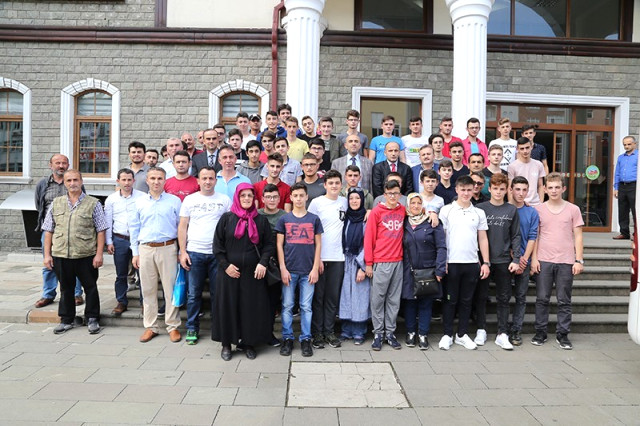 Çayeli Belediyesi Başarılı Öğrencileri 4. Kez Marmaris e Gönderdi