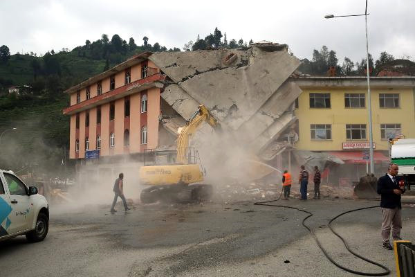 Rize de Dere Ortasına İnşa Edilen 4 Katlı Binanın Yıkımına Başlandı