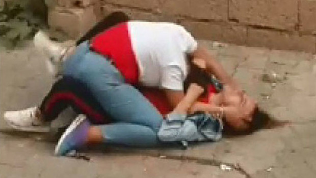 Liseli kızların sokak ortasındaki kavgası dehşete düşürdü