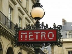 Metroda doğan bebeğe 25 sene bedava ulaşım kartı