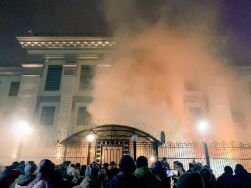 Kiev'de Rusya Büyükelçiliği'nin arabulucu ateşe verildi 