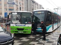 Tramvay, hatta giren özel insanlar otobüsüne çarptı