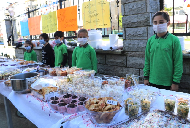 Minikler Lösemili Çocuklar İçin Tezgah Başına Geçti