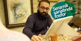 Karanlık ortamda ışık yayan tablo ve tabaklar yapıyor