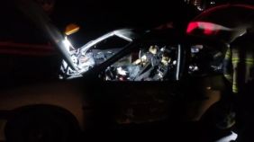 Kitap dolu aracın içinde yanarak öldü