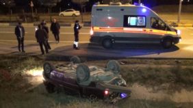 Takla atan otomobil, su kanalına devrildi