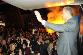 AK Parti'nin Yalova Belediye Başkan Adayı Öztabak'a, Havai Fişekli Karşılama