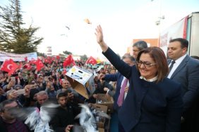 Hevesli Kalabalığı Görebilen Fatma Şahin Gözyaşlarını Tutamadı