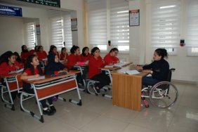 Öğretmenlik aşkını engeli durduramadı