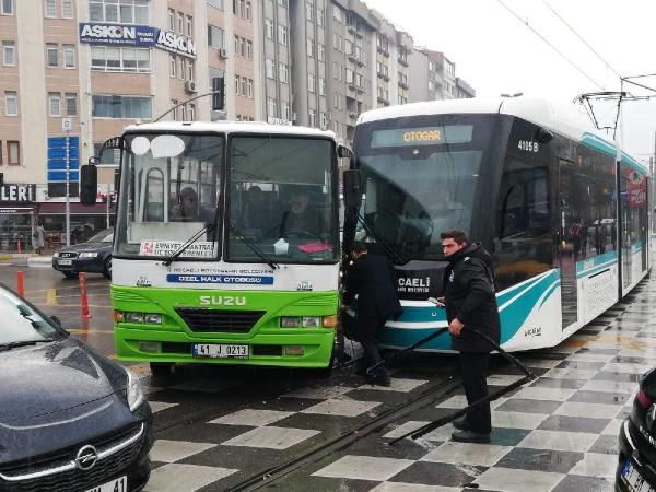 Tramvay, hatta giren özel insanlar otobüsüne çarptı
