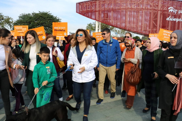 Ak Kadınlar, Kadına Şiddete Karşı Yürüdü