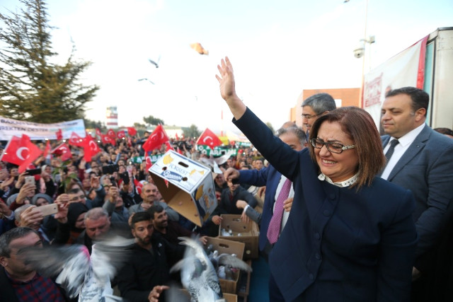 Hevesli Kalabalığı Görebilen Fatma Şahin Gözyaşlarını Tutamadı