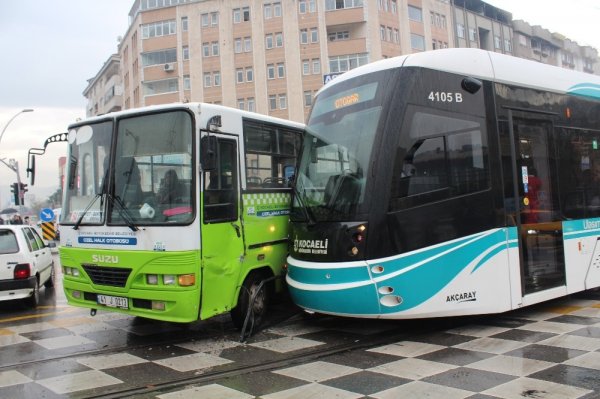 Tramvay halk müziği otobüsü böyle çarpıştı