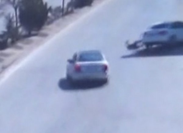 Çocuğunun elini bıraktı, kırmızı ışıkta otomobil çarptı