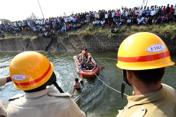Hindistan ’da kanala düşen otobüsteki 28 öğrenci öldü