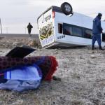 Kars'ta öğrenci servisi devrildi: 13 yaralı