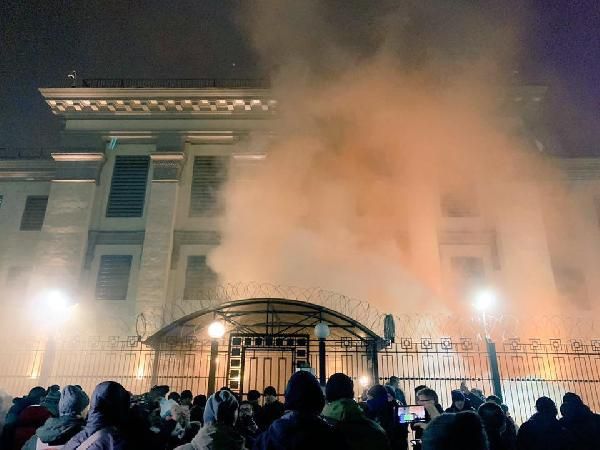 Kiev'de Rusya Büyükelçiliği'nin arabulucu ateşe verildi 