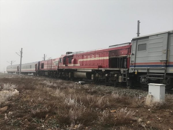 Sivas'ta 2 tren çarpıştı