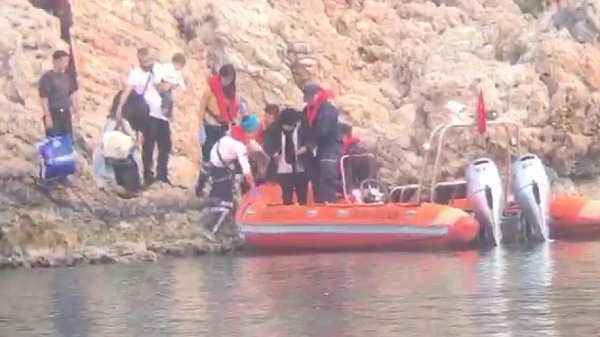 Antalya’da takviye isteyen 24 derme çatma göçmen kurtarıldı