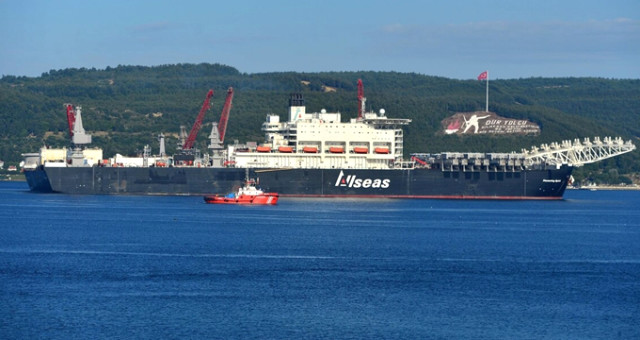 Dünyanın En Büyük İnşaat Gemisi Çanakkale Boğazı’ndan Geçti