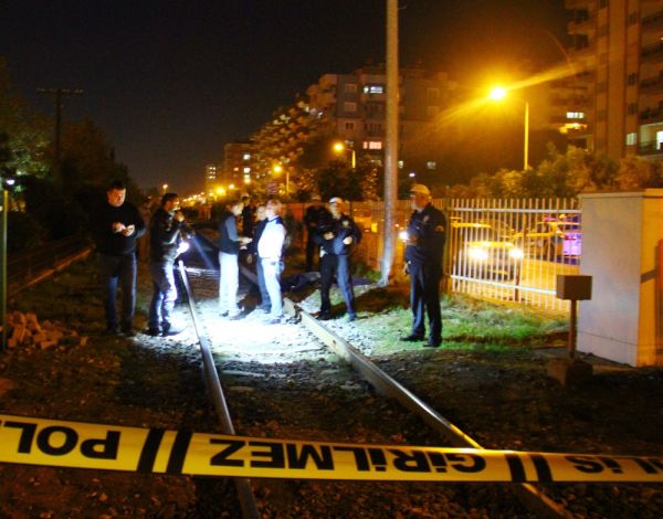 Hemzemin geçitten geçerken trenin aşağı kaldı