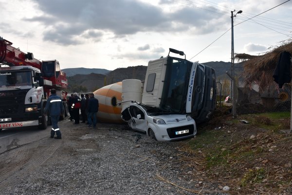Mikser hafif ticari aracı ezdi