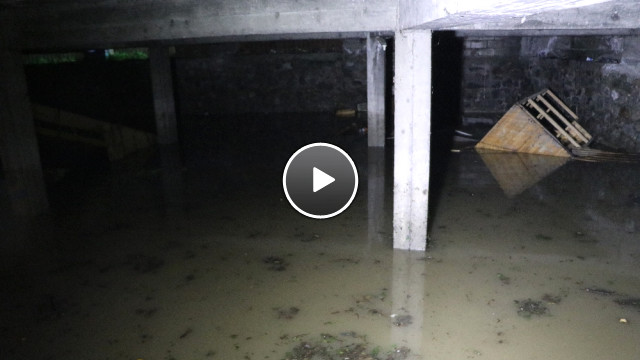 Otoparkı Su Bastı, Araçlar Suya Gömüldü