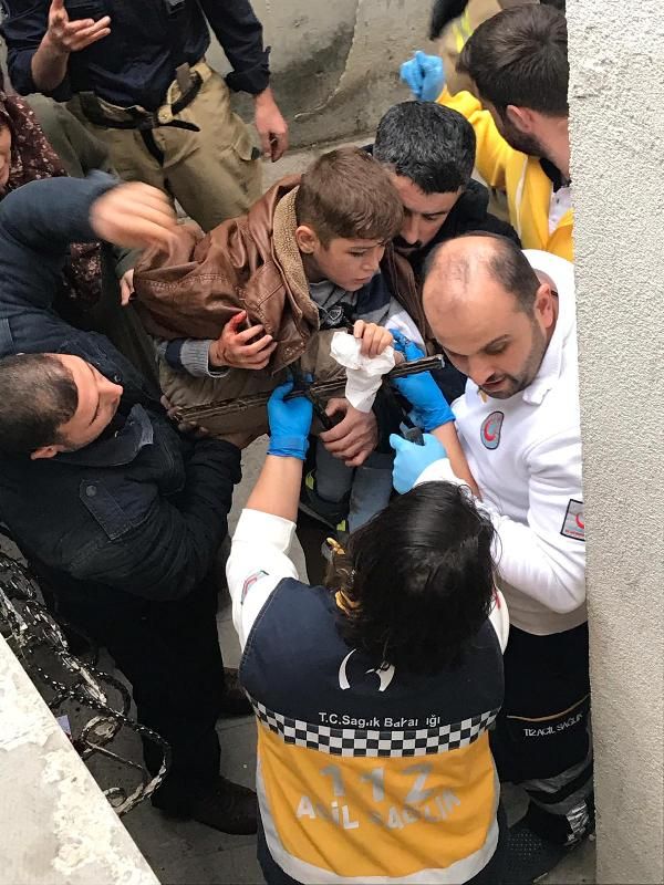 Pencere demiri eline saplanan çocuk hastaneye kaldırıldı