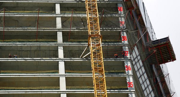 Rusya'da yıkımı yapılan meslek merkezi karayoluna çöktü