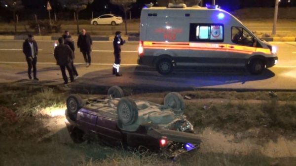 Takla atan otomobil, su kanalına devrildi