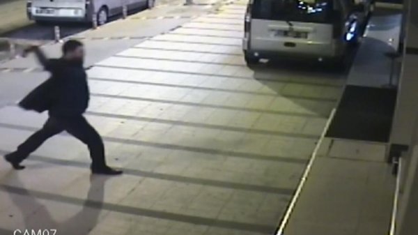 Taksiciler Odası kabul etmedi, çekiçle araçları parçaladı